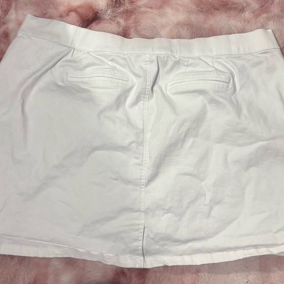 Classic White Mini Skirt - Picture 6 of 7